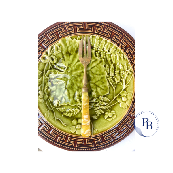 service a gateau en bakelite ancienne fourchette pour les dessert art de la table aux puces de paris Saint Ouen Pamela Riconti