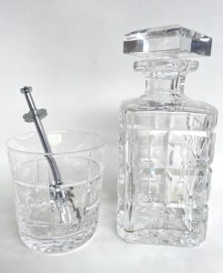 Verre sèvres en cristal ancien aux puces de paris Pamela Riconti art de la table puces de Clignancourt et puces de Saint Ouen à paris seau à glaçon carafe en whisky