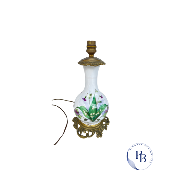 pied de lampe en opaline, décor de fleurs avec du muguet et des violettes, pied louis philippe, époque XIXème, base en bronze dorée, beau décor, lampe ancienne, abat jour, la lampe fonctionne , opaline peinte à la main, peinture sur du verre