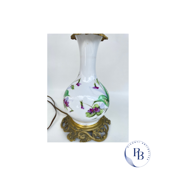 pied de lampe en opaline, décor de fleurs avec du muguet et des violettes, pied louis philippe, époque XIXème, base en bronze dorée, beau décor, lampe ancienne, abat jour, la lampe fonctionne , opaline peinte à la main, peinture sur du verre