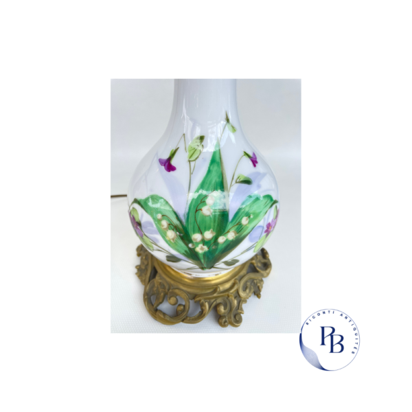 pied de lampe en opaline, décor de fleurs avec du muguet et des violettes, pied louis philippe, époque XIXème, base en bronze dorée, beau décor, lampe ancienne, abat jour, la lampe fonctionne , opaline peinte à la main, peinture sur du verre