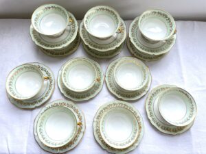 tasses à café ou à thé en porcelaine de limoges, limoges France, porcelaine vintage ou ancienne, art de la table à la française, belle table ancienne, dorure sur porcelaine, puces, vente en ligne, pas cher, vintage, vaisselle ancienne Pamela Riconti