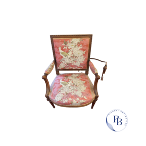 puces des Saint Ouen, paris Saint Ouen, puces de Clignancourt, mobilier ancien, fauteuil carré, dossier carré, fauteuil louis XVI, fauteuils de style, mobilier vintage, mobilier ancien, marché vernaison